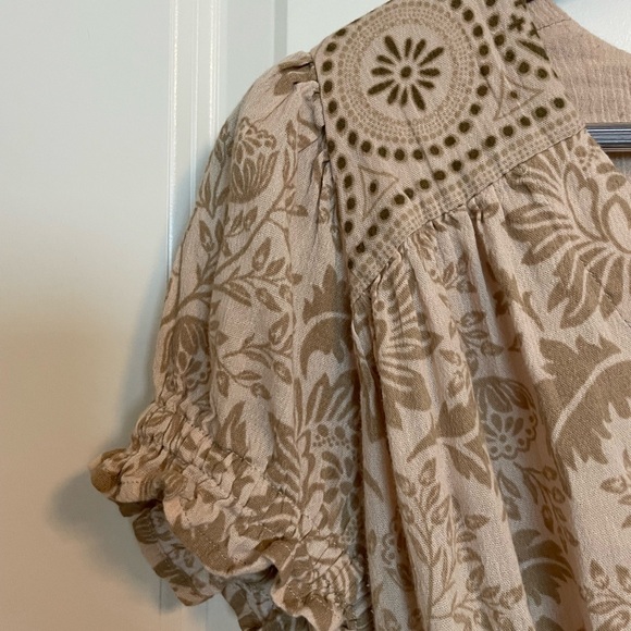 Spell Lioness Cap Sleeve Blouse - Picture 11 of 16